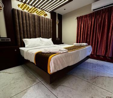 Mullakkal Bed & Breakfast | Dreams Spectrum Luxury houseboat