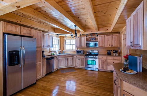 Livingston Manor House | Dreamy Lakefront Log Cabin - 2hrs from NYC! Sleeps 14 (5Bed/3Bth) 7 private acre