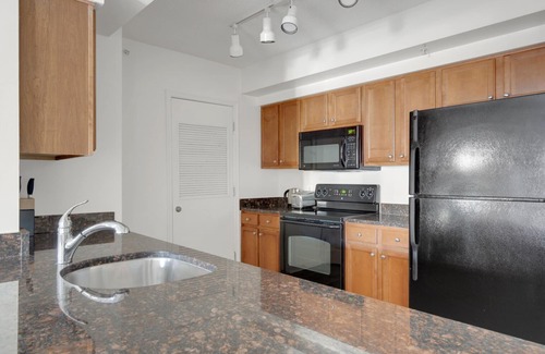 Logan Circle Apartment | Dreamy Logan Circle 2BR w/Gym, W/D & Pool, walk to bars by Blueground
