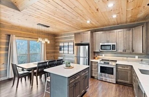Wears Valley Cabin | DreamyViews@TimberCove: Views, Pet-Friendly, Game Room, Theater, Hot Tub, Wifi
