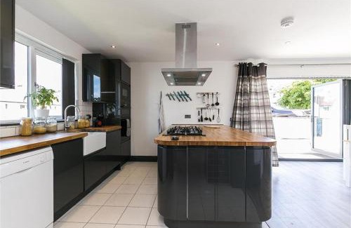Colinton House | Dreghorn House 5 bedrooms,9 beds,3 toilets 2 showers,1 bath,2 reception Free Parking 233 mbp Wifi