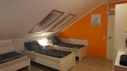 Oberlungwitz House | Dreibettzimmer mit Gemeinschaftsküche und je 2 Dusch- und 2 Toilettenzimmern