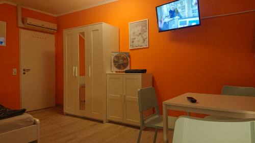 Oberlungwitz House | Dreibettzimmer mit Gemeinschaftsküche und je 2 Dusch- und 2 Toilettenzimmern