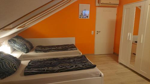 Oberlungwitz House | Dreibettzimmer mit Gemeinschaftsküche und je 2 Dusch- und 2 Toilettenzimmern