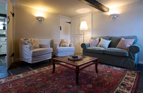 Drewsteignton Hostel | Drewe Arms Bunk Rooms & Church Cottage