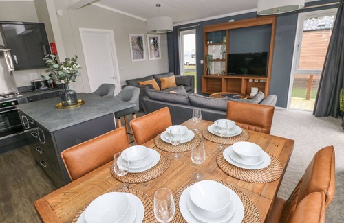 Hasguard Cross Cottage | DRIFTWOOD LODGE, pet friendly, with hot tub in Broad Haven