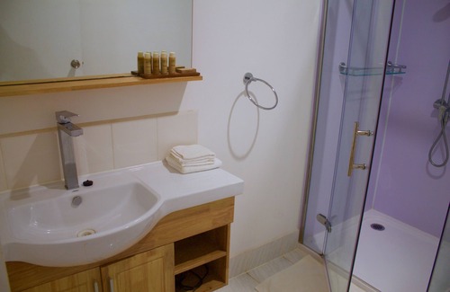 Alotau Bed & Breakfast | Driftwood Resort