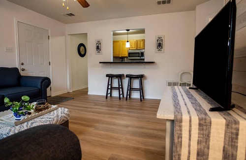 Austin House | Dripping Springs area Guesthouse Bungalow