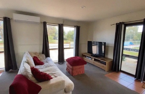Loch Sport House | Drop Bear Cottage - Pet Friendly