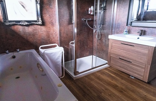 Lisburn House | Drumbo Country House - 16ppl, Hot Tub, Sauna, Gym & BBQ Hut
