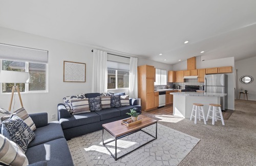 Northwest Reno House | DT Reno - Elegant Home w Private Patio BBQ Grill