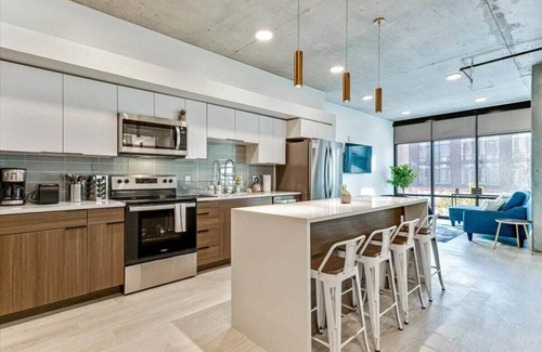 Rio Grande Apartment | DT SLC - King Bed- Rooftop Pool-HotTub