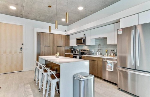 Rio Grande Apartment | DT SLC - King Bed- Rooftop Pool-HotTub