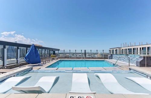 Rio Grande Apartment | DT SLC Rooftop Pool Hot Tub King Bed Parking