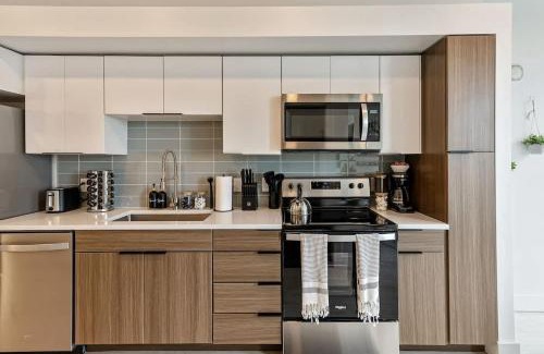 Rio Grande Apartment | DT SLC Rooftop Pool Hot Tub King Bed Parking