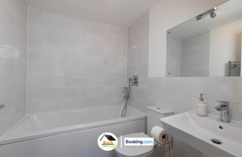 Amesbury House | Duckett house, 3 Bedroom Detached House By B and R Serviced Accommodation Amesbury With Free Parking