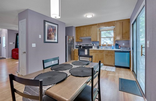 Durham Apartment | Duke 2BR @ American Village Townhouse w/FAST internet