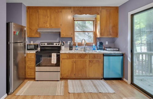 Durham Apartment | Duke 2BR @ American Village Townhouse w/FAST internet