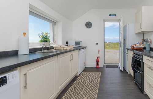 Aisgernis Cottage | DUN BUIDHE, pet friendly in Daliburgh, Isle Of South Uist