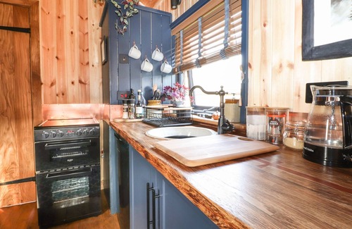 Knock Cottage | DUNFELL SHEPHERD'S HUT, pet friendly in Appleby-In-Westmorland