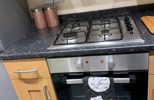 Dunfermline Apartment | Dunfermline GF flat, 5 mins to Train St. & High Stnn
