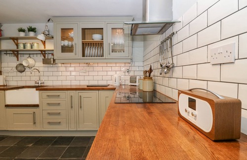 Falkland Cottage | DUNIRA, pet friendly, character holiday cottage in Falkland