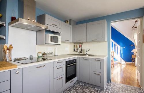 Kerroch Apartment | Duplex 5 pièces avec balcon à 30m de la plage - 7 couchages, acceptant animaux, wifi et parking - FR-1-349-114