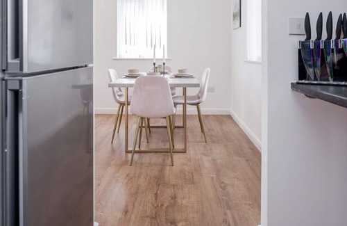 West Thurrock Apartment | Dwellers Delight Living Ltd 3 Bedroom Flat ✪ Chafford Hundred ✪ Prime Location