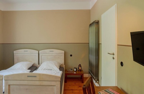Ahutte Bed & Breakfast | DZ mit 2 Antiken Einzelbetten - Museumsbahnhof Ahütte