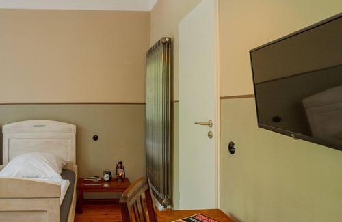Ahutte Bed & Breakfast | DZ mit 2 Antiken Einzelbetten - Museumsbahnhof Ahütte