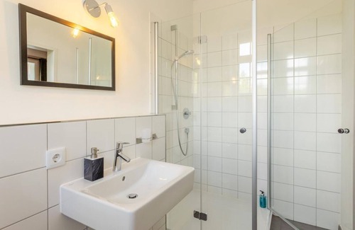 Ahutte Bed & Breakfast | DZ mit 2 Antiken Einzelbetten - Museumsbahnhof Ahütte