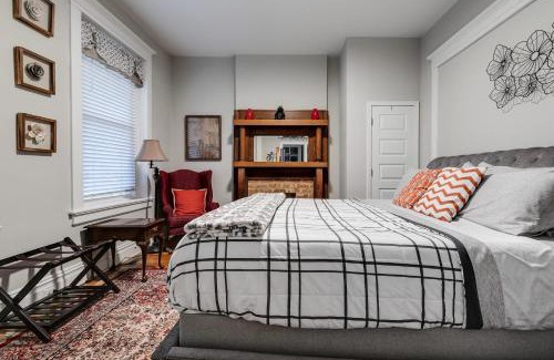 Museum District House | E1 Centrally located in Carytown fully fenced