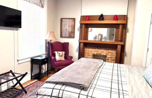 Museum District House | E1 Centrally located in Carytown fully fenced