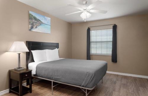 Andrews Hotel | Eagle's Den Suites Andrews a Travelodge by Wyndham