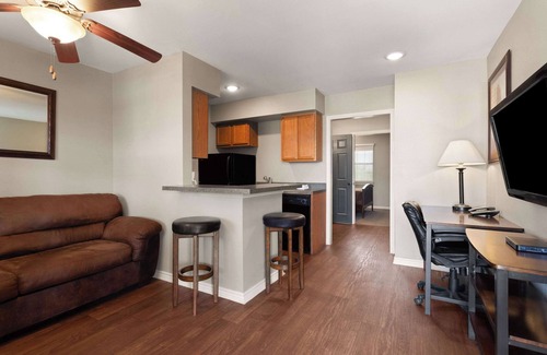 Cotulla Apartment | Eagle's Den Suites Cotulla a Travelodge by Wyndham