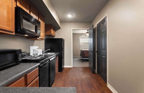 Cotulla Apartment | Eagle's Den Suites Cotulla a Travelodge by Wyndham