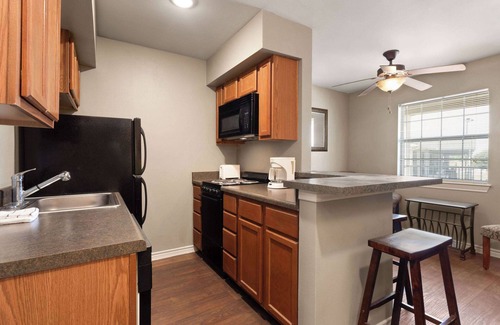 Cotulla Apartment | Eagle's Den Suites Cotulla a Travelodge by Wyndham