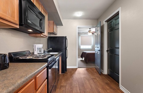 Carrizo Springs Apartment | Eagle's Den Suites Carrizo Springs a Travelodge by Wyndham