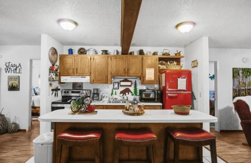 Cloudcroft House | Eagle's Nest - Hot Tub, Deck & Prime Location cabin
