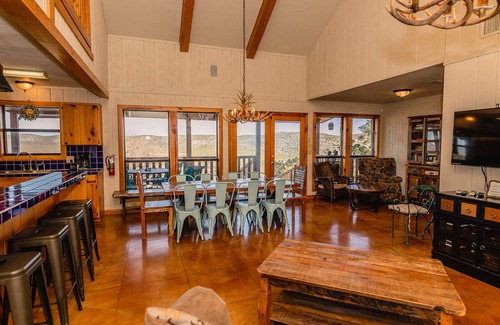 Concan House | Eagles' Roost Vacation Home @ Buchanan Vacation Homes - PET FRIENDLY!