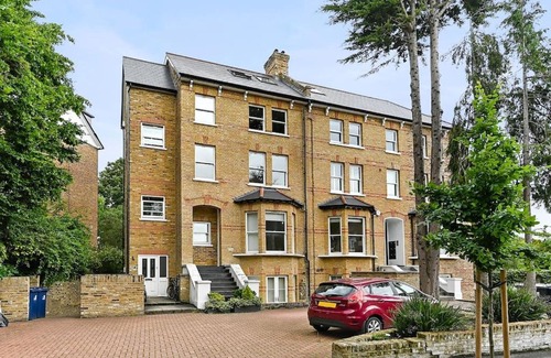 Ealing Common Apartment | Ealing Broadway - Lovely 2-bedroom flat with offstreet parking
