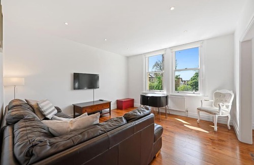 Ealing Common Apartment | Ealing Broadway - Lovely 2-bedroom flat with offstreet parking