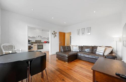 Ealing Common Apartment | Ealing Broadway - Lovely 2-bedroom flat with offstreet parking