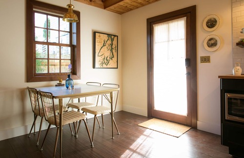 Ballard Cottage | Earl Carriage House: Upscale & Private Guest House