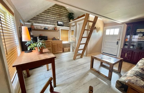 Sheridan Cabin | Earl's Cabin. Quiet 1930s hand hewn log cabin. Fishing hunting opportunities.