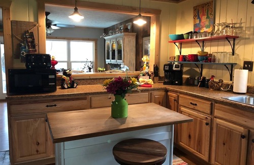 Gatlinburg - Pigeon Forge Cottage | Early Sept OPEN! Beautiful Creek! Birds, ducks, close to Pigeon Forge
