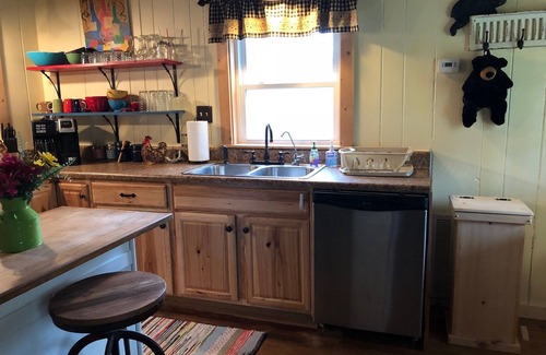 Gatlinburg - Pigeon Forge Cottage | Early Sept OPEN! Beautiful Creek! Birds, ducks, close to Pigeon Forge
