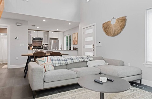 MLK House | East Austin Home | In-Law Suite | Office+Fast Wifi