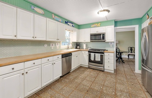 East Beach House | East Beach Cottage, Pool, Steps to the Sand!