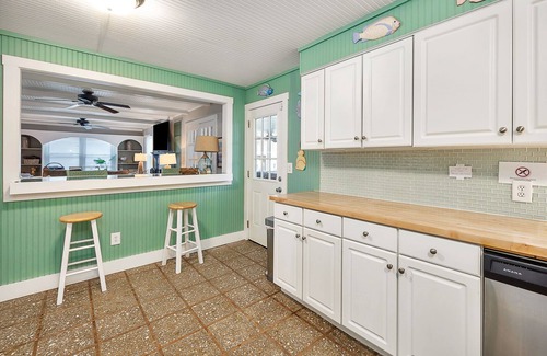 East Beach House | East Beach Cottage, Pool, Steps to the Sand!